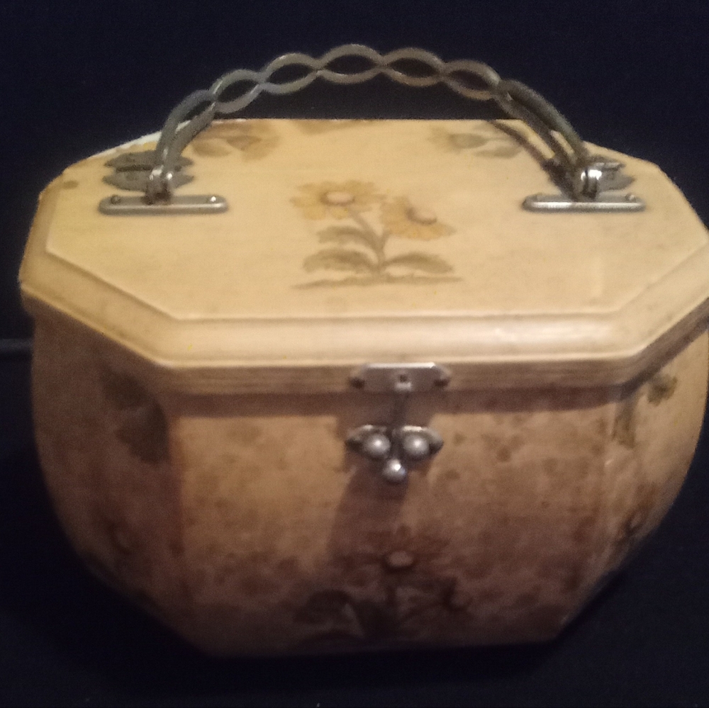Collectible Vintage Purse w/ Metal Handle